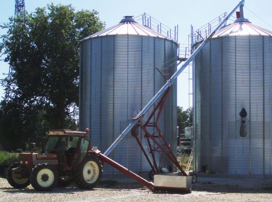 Stockage 2x300 T, cuve cônes ventilés, vis sur chariot 100 T/h