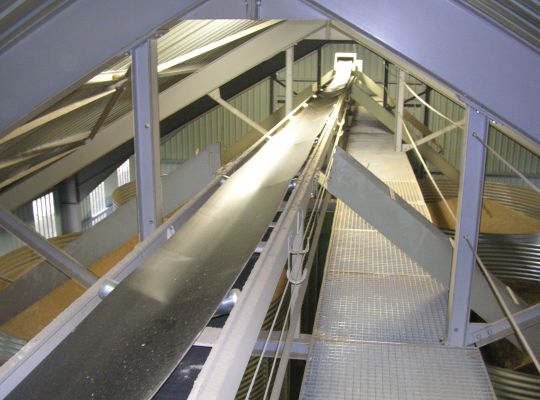Convoyeur à bande dans bâtiment